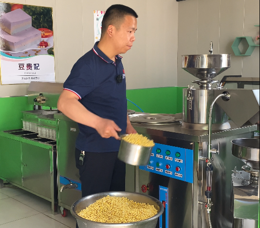 老鐵轉行用豆腐機做豆腐 老鐵轉行用豆腐機做豆腐