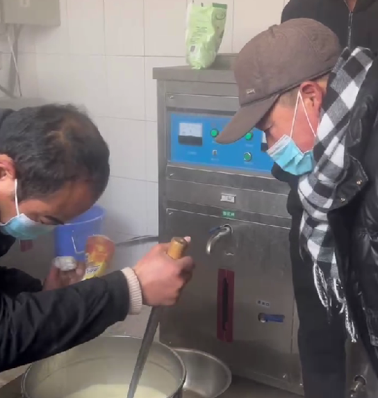 老爺子學習豆貴妃豆腐機做豆腐