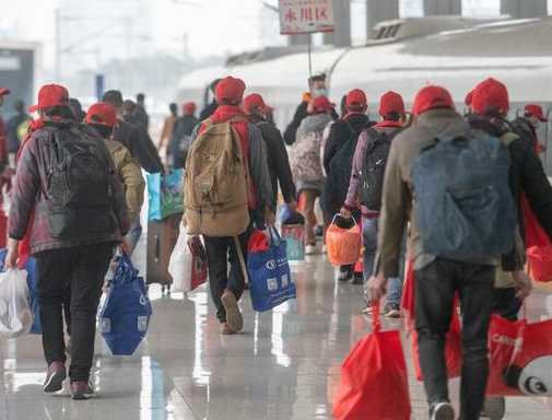 青年轉換用豆腐機做豆腐